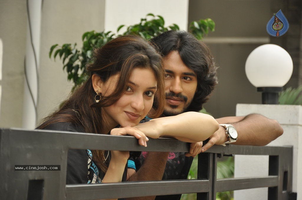 Eppadi Manasukkul Vandhai Tamil Movie Stills - 75 / 80 photos