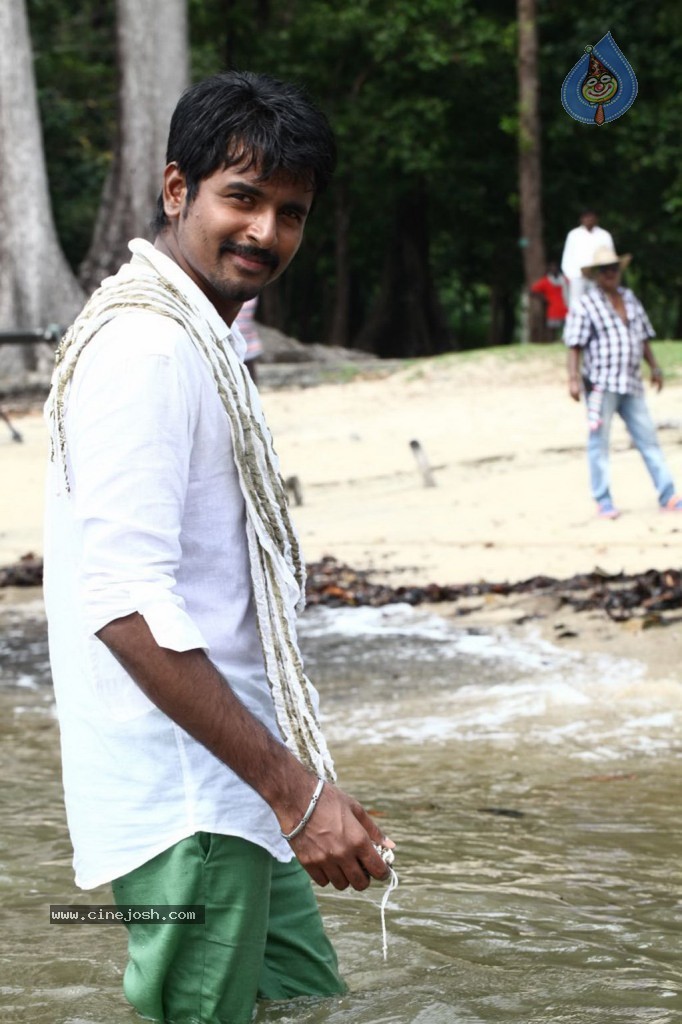 Ethir Neechal Tamil Movie Hot Stills - 6 / 30 photos