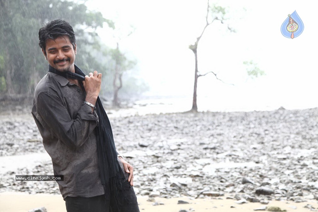 Ethir Neechal Tamil Movie Hot Stills - 20 / 30 photos