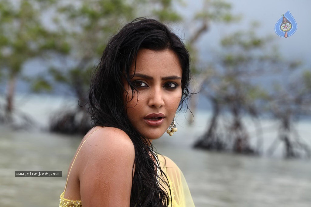 Ethir Neechal Tamil Movie Hot Stills - 22 / 30 photos