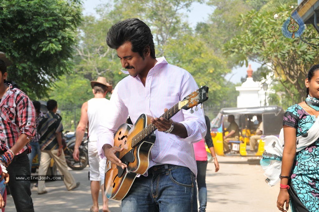 Ethir Neechal Tamil Movie Stills - 25 / 44 photos