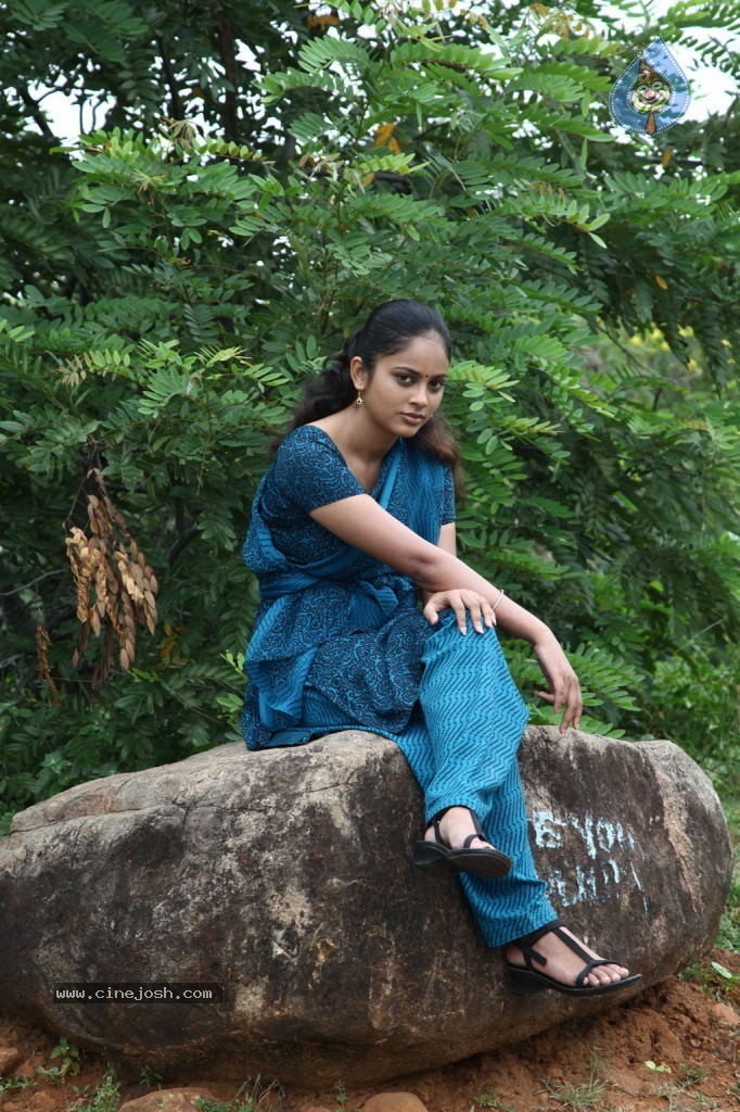 Ethir Neechal Tamil Movie Stills - 27 / 44 photos