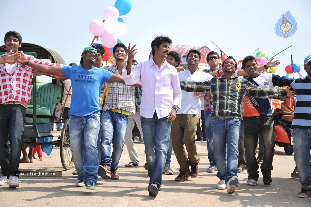 Ethir Neechal Tamil Movie Stills - 33 / 44 photos