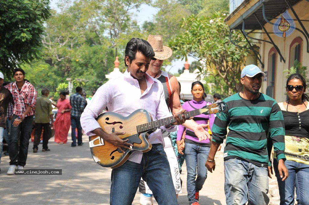 Ethir Neechal Tamil Movie Stills - 39 / 44 photos