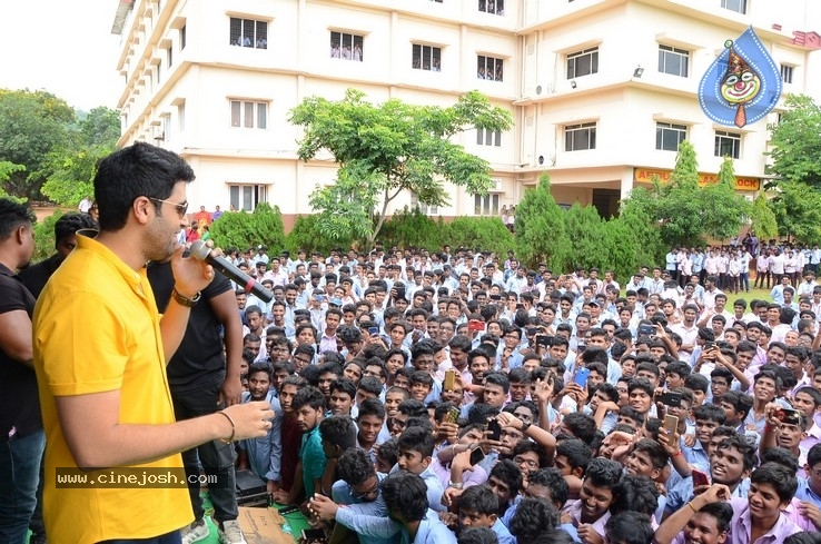 Evaru Team at Chaitanya  College - 12 / 35 photos