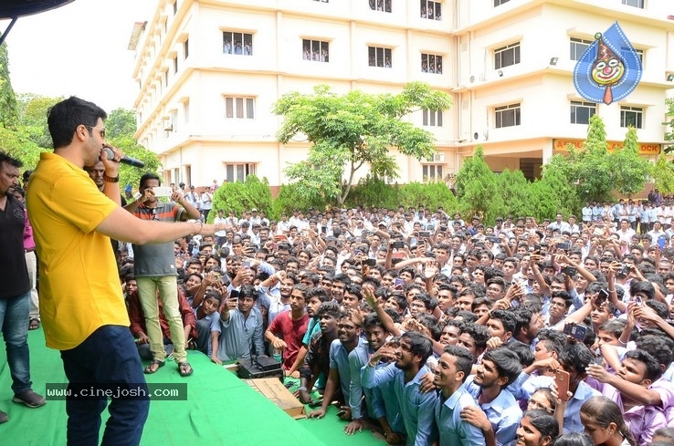 Evaru Team at Chaitanya  College - 24 / 35 photos