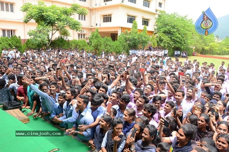 Evaru Team at Chaitanya  College - 25 / 35 photos
