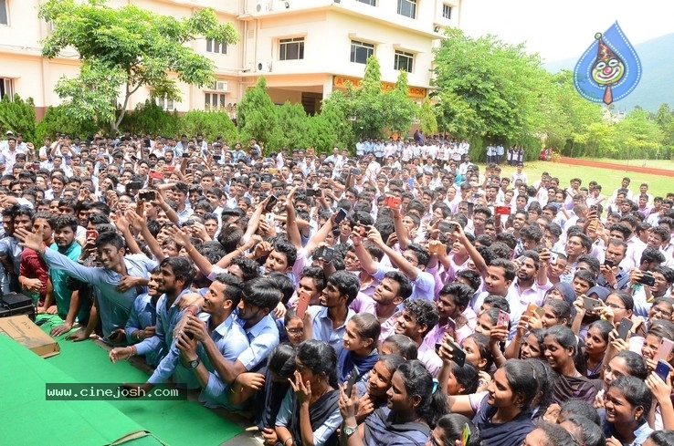 Evaru Team at Chaitanya  College - 31 / 35 photos
