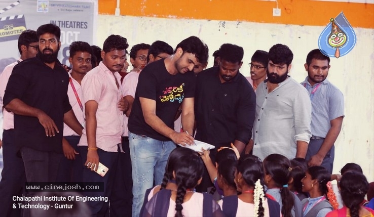 Evvarikee Cheppodu Team at Guntur - 4 / 12 photos