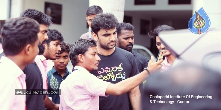 Evvarikee Cheppodu Team at Guntur - 8 / 12 photos