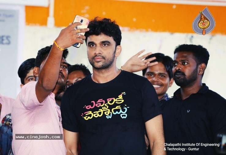 Evvarikee Cheppodu Team at Guntur - 9 / 12 photos