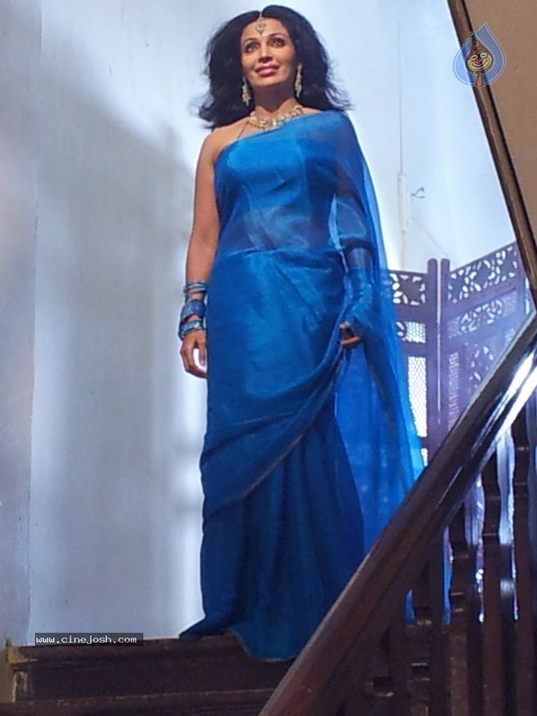 Flora Saini Stills in Aakasam Lo Sagam - 1 / 15 photos
