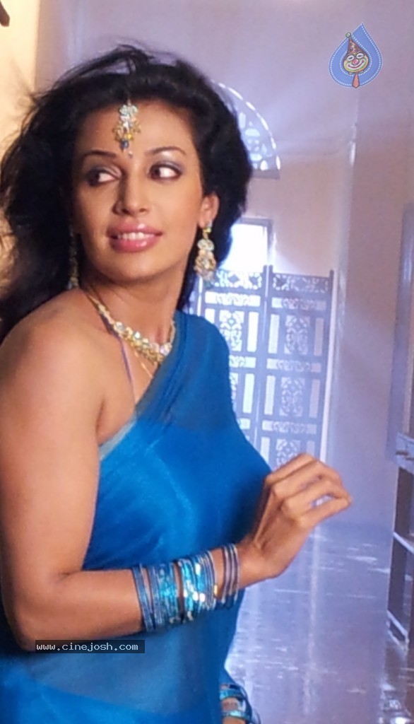 Flora Saini Stills in Aakasam Lo Sagam - 13 / 15 photos