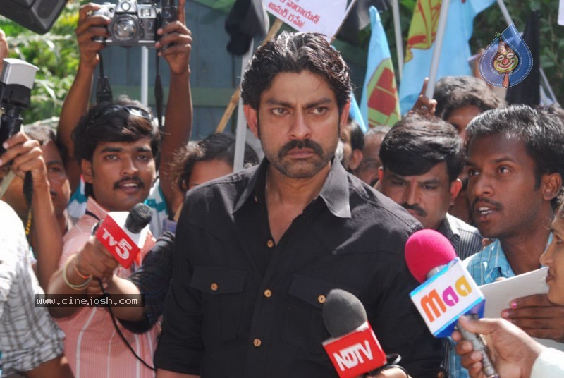 Gaayam 2 Movie Latest Gallery - 68 / 73 photos
