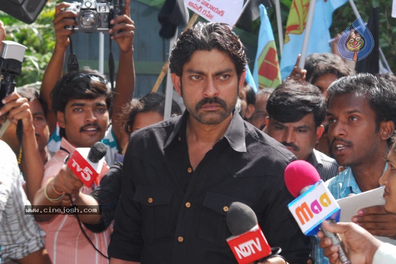 Gaayam 2 Movie New Stills - 27 / 37 photos
