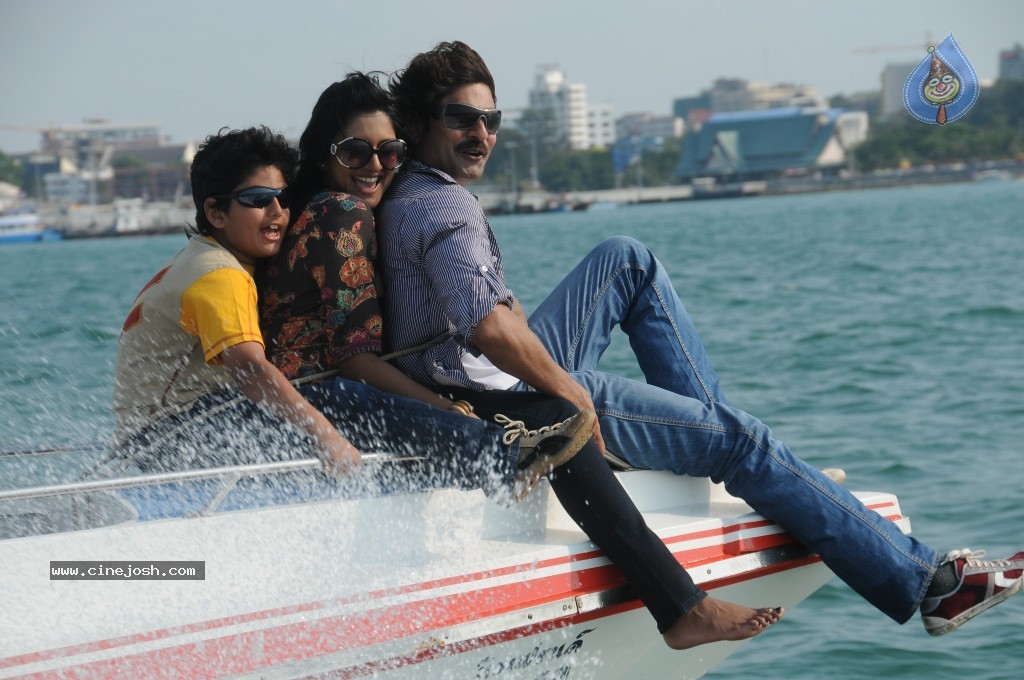 Gaayam 2 Movie Photos - 1 / 8 photos