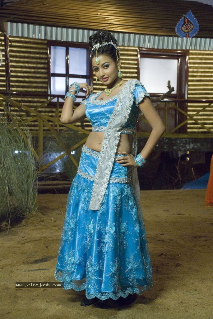 Gandhi Kanakku Tamil Movie Stills - 10 / 72 photos