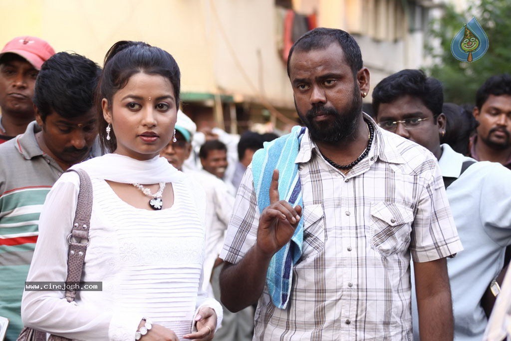 Gandhi Kanakku Tamil Movie Stills - 42 / 72 photos