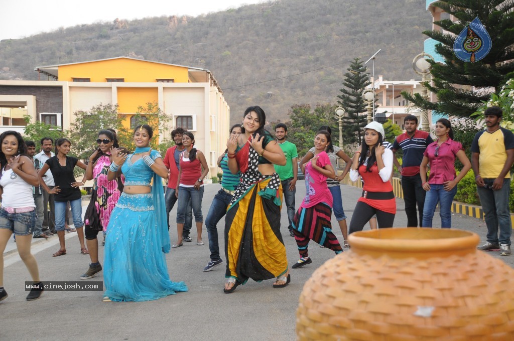 Gandikotalo Movie Stills - 17 / 129 photos