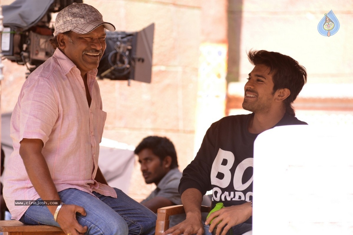 Govindhudu Andharivadele Working Stills - 6 / 6 photos