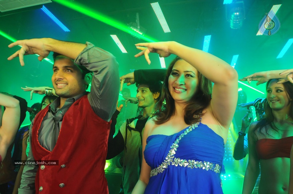 Gunde Jaari Gallanthayyinde Item Song Stills - 2 / 14 photos