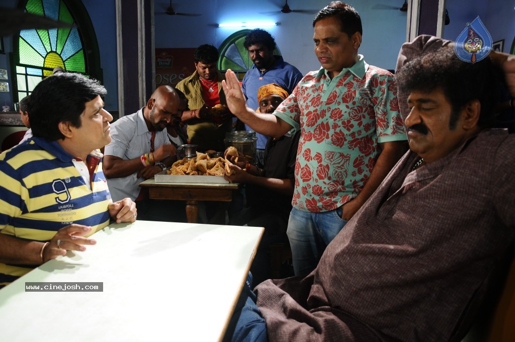 Gunde Jaari Gallanthayyinde New Stills and Walls - 16 / 38 photos