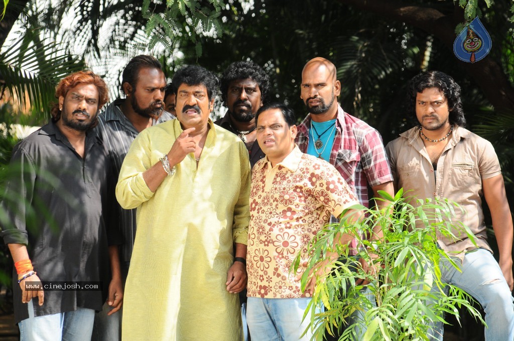 Gunde Jaari Gallanthayyinde New Stills and Walls - 24 / 38 photos