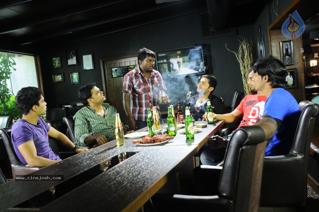 Gunde Jaari Gallanthayyinde New Stills and Walls - 25 / 38 photos