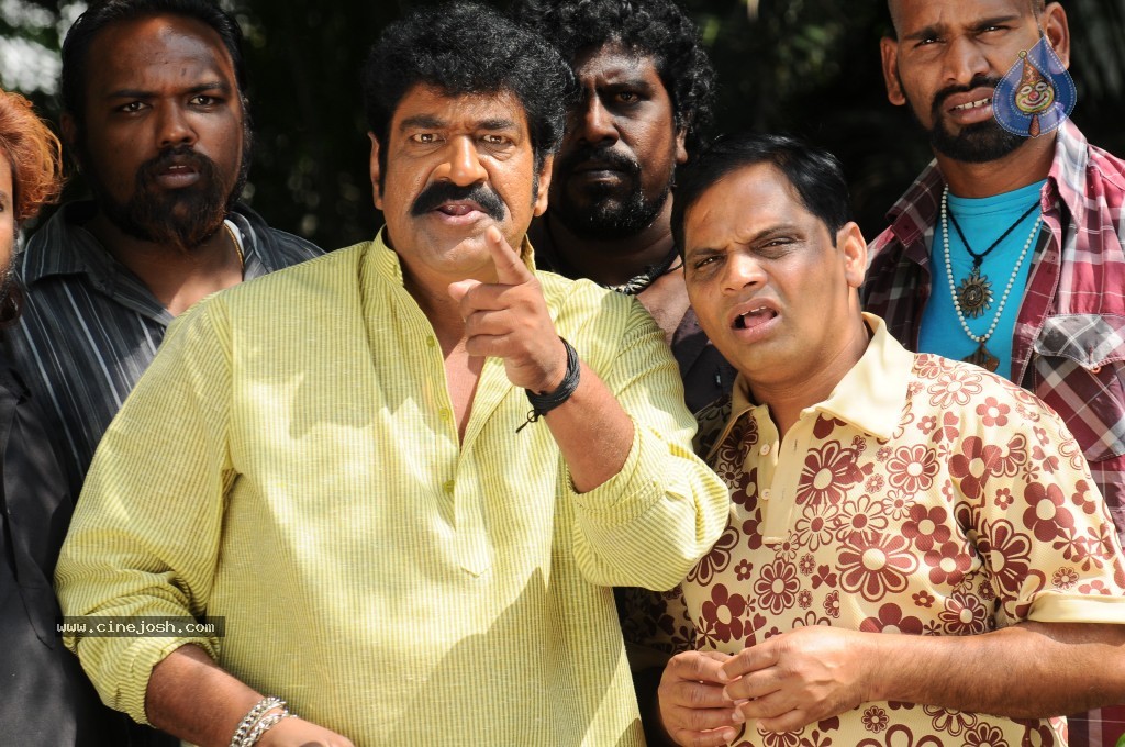 Gunde Jaari Gallanthayyinde New Stills and Walls - 31 / 38 photos