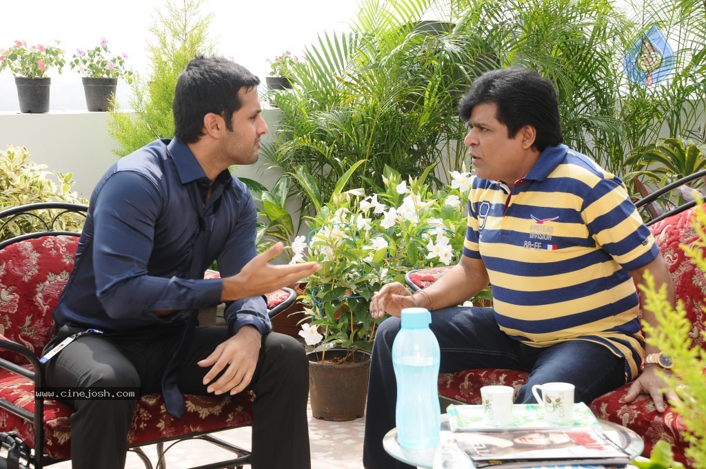 Gunde Jaari Gallanthayyinde New Stills and Walls - 35 / 38 photos