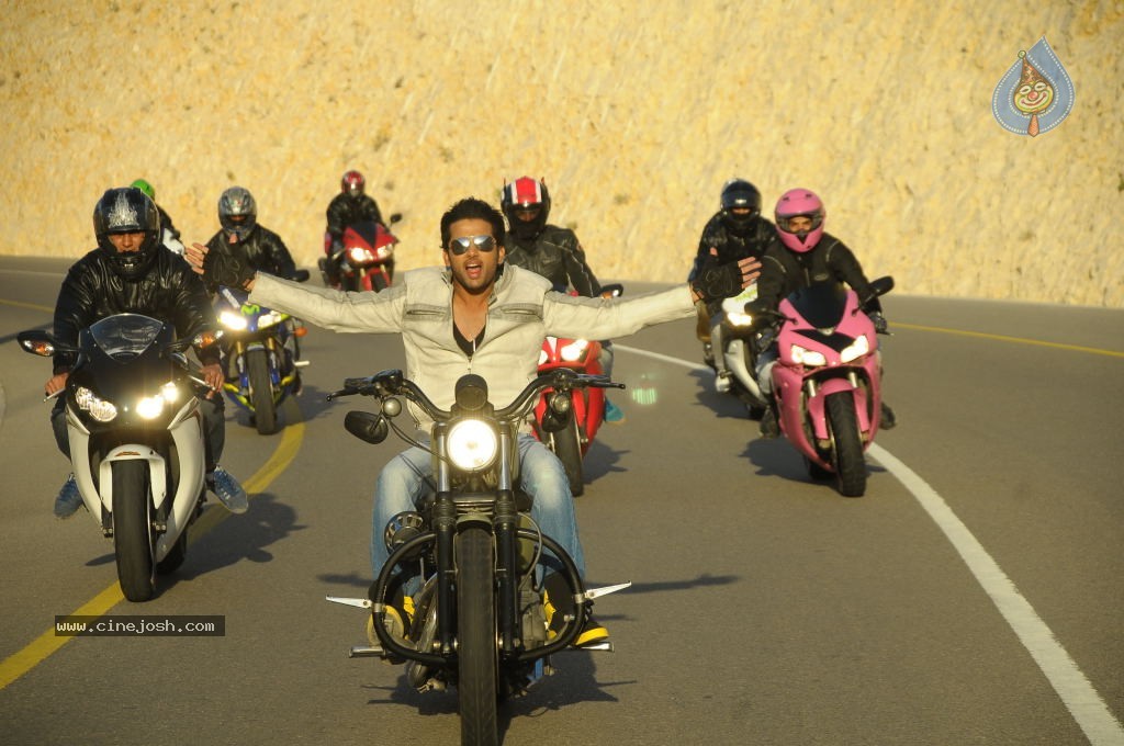 Gunde Jaari Gallanthayyinde Stills n Walls - 28 / 74 photos