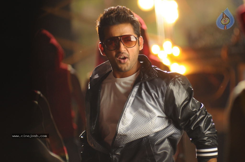 Gunde Jaari Gallanthayyinde Stills n Walls - 41 / 74 photos