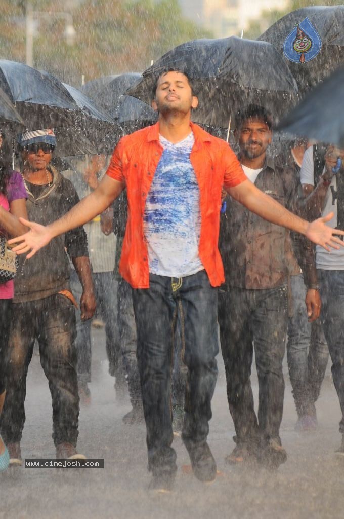 Gunde Jaari Gallanthayyinde Stills n Walls - 44 / 74 photos