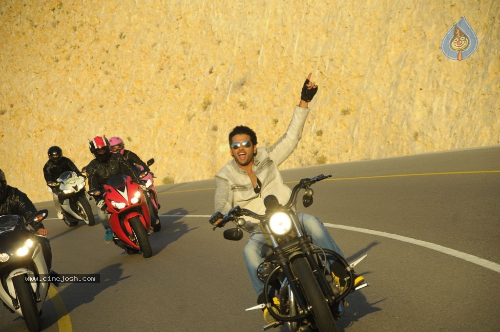 Gunde Jaari Gallanthayyinde Stills n Walls - 46 / 74 photos