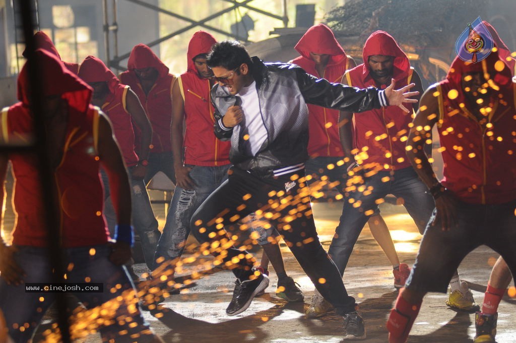 Gunde Jaari Gallanthayyinde Stills n Walls - 59 / 74 photos