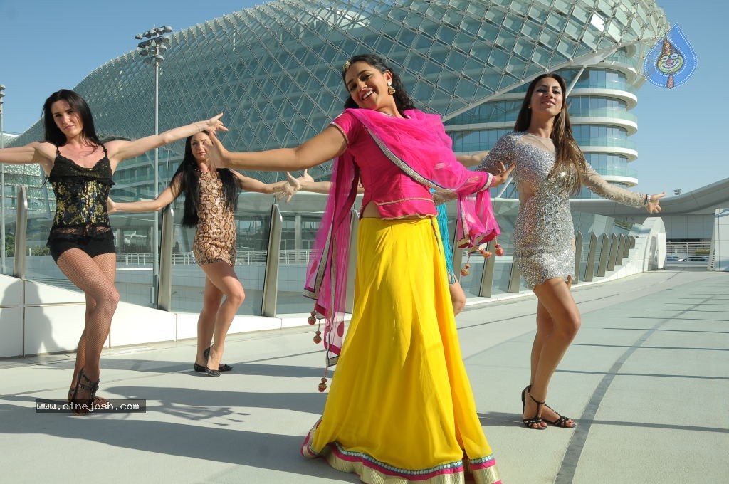 Gunde Jaari Gallanthayyinde Stills n Walls - 61 / 74 photos