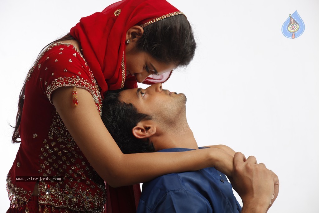 Hum Tum Movie New Gallery - 18 / 67 photos
