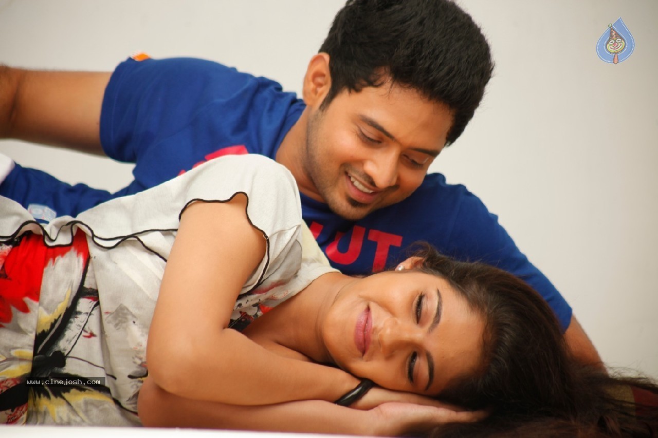 Hum Tum New Stills - 2 / 15 photos