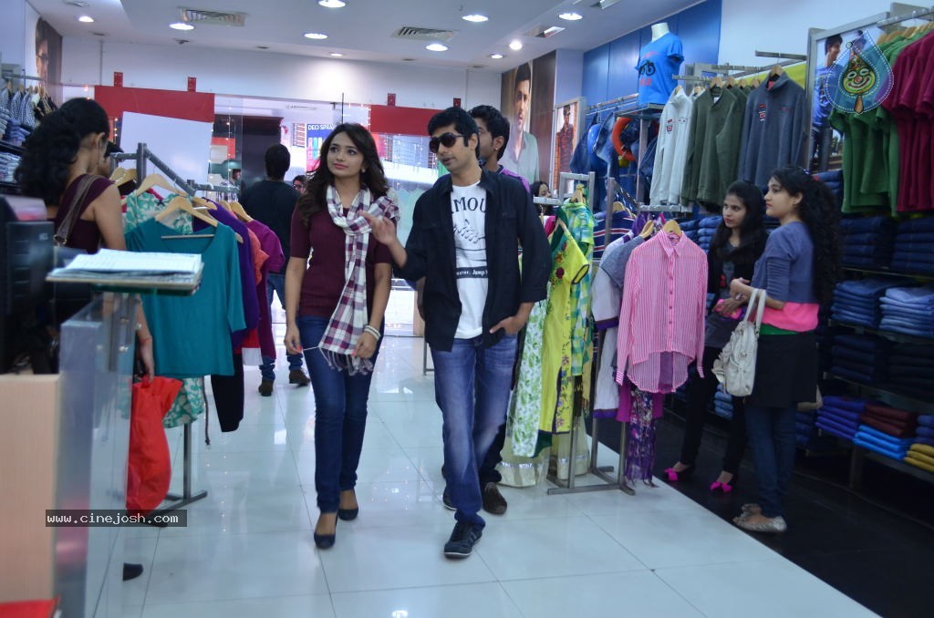Hyderabad Love Story Working stills - 35 / 48 photos