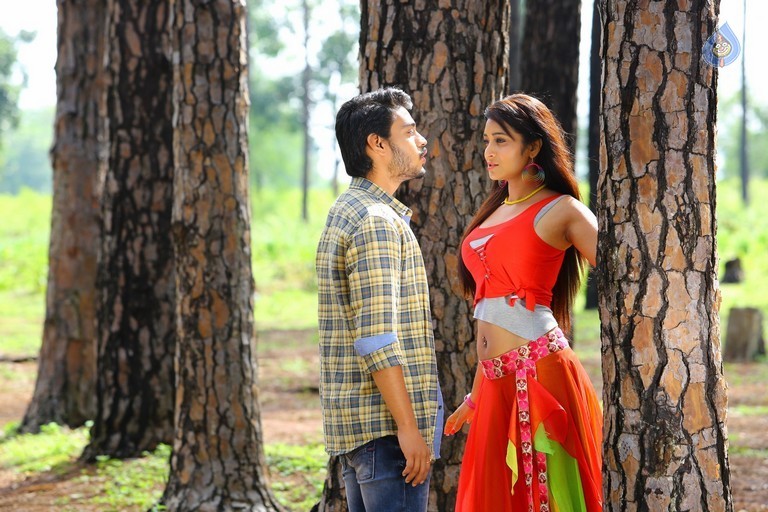 Iddari Madhya 18 Movie Photos - 18 / 20 photos