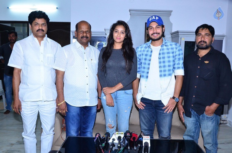 Iddari Madhya 18 Movie Photos and Posters - 17 / 31 photos