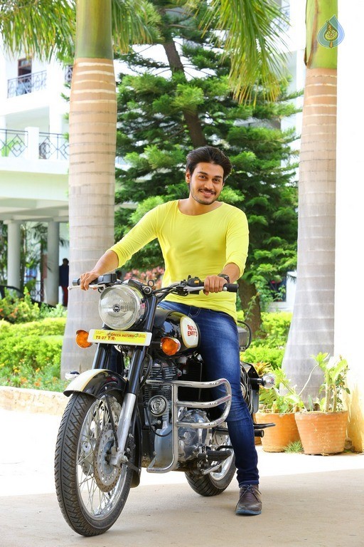 Iddari Madhya 18 Movie Stills - 24 / 46 photos