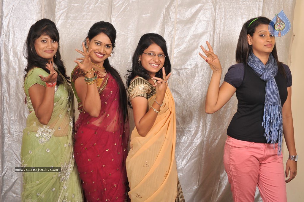 Iddarilo Modalaindi Movie Stills - 55 / 56 photos