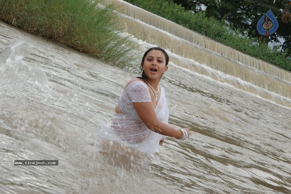 Idhayam Thiraiarangam Tamil Movie Stills - 28 / 74 photos