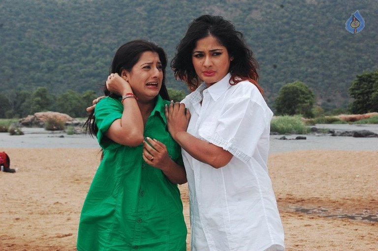 Ilamai Oonjal Tamil Film Photos - 30 / 34 photos