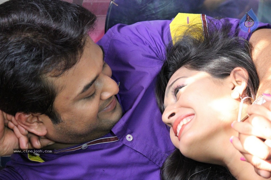 Inka Emi Anukoledu Movie Photos - 117 / 141 photos