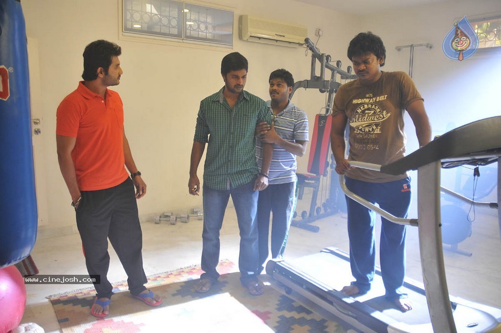 Intelligent Idiots Movie Stills n Walls - 37 / 73 photos