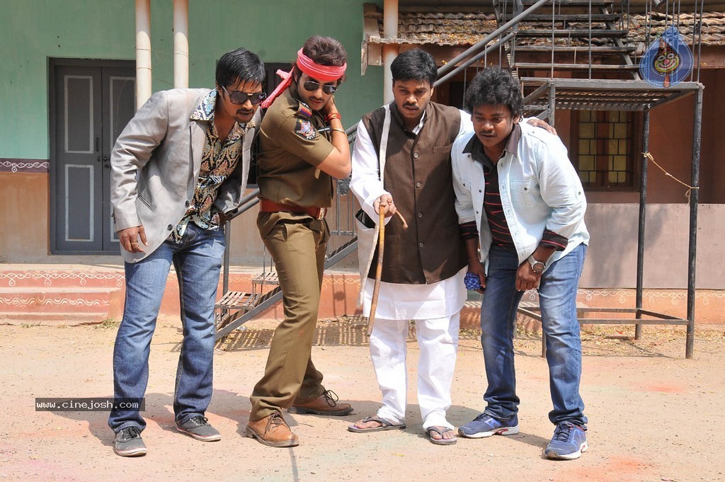 Intelligent Idiots Movie Stills n Walls - 47 / 73 photos