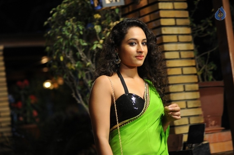 Inthalo Ennenni Vinthalo Movie Photos - 8 / 39 photos