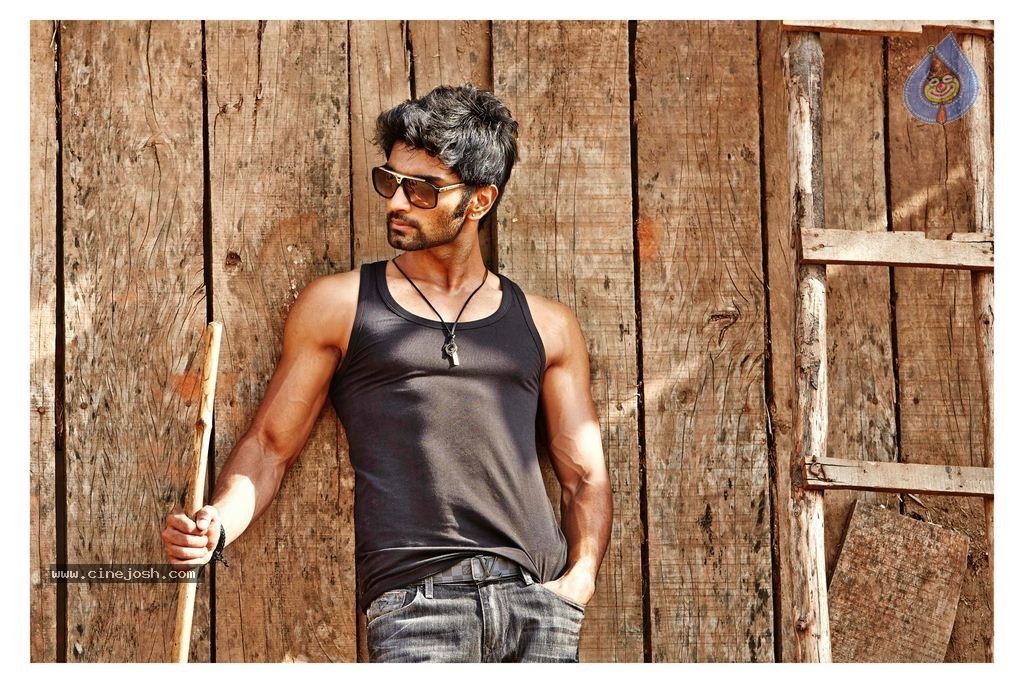 Irumbu Kuthirai Tamil Movie Stills - 4 / 48 photos